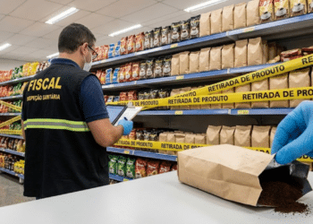 Agente da Anvisa trabalhando em retirada de produtos no local (Imagem ilustrativa)