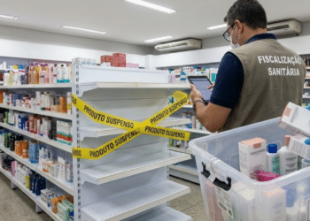 Agentes da Anvisa retirando produtos da prateleira