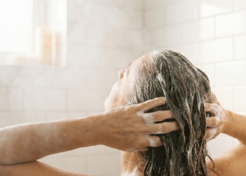 Adeus grisalhos com produtos que cobrem os branco