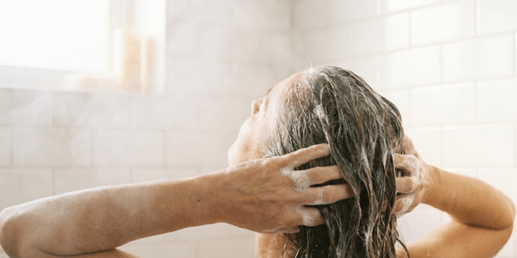Adeus grisalhos com shampoos que cobrem os brancos e custam muito pouco