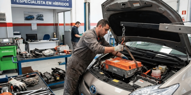 Quanto custa trocar a bateria de um carro híbrido e quando a troca é realmente necessária