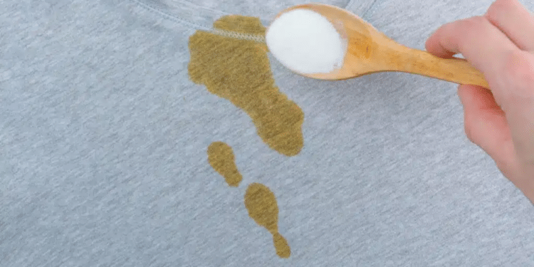 Como remover manchas de roupas sem usar químicos fortes