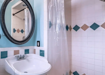 Toalha de plástico no banheiro // Créditos: depositphotos.com / dropthepress@gmail.com