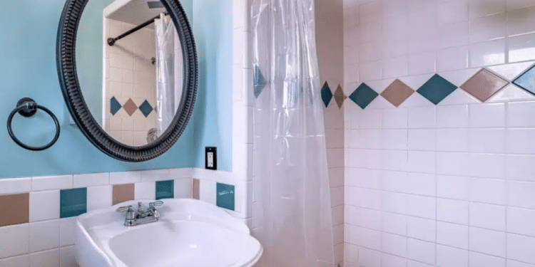 Toalha de plástico no banheiro // Créditos: depositphotos.com / dropthepress@gmail.com