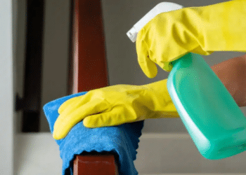 Como usar álcool em móveis de madeira sem causar manchas