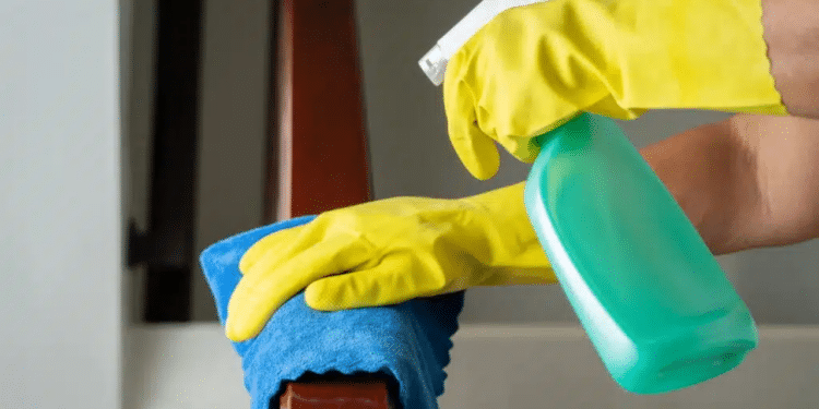 Como usar álcool em móveis de madeira sem causar manchas