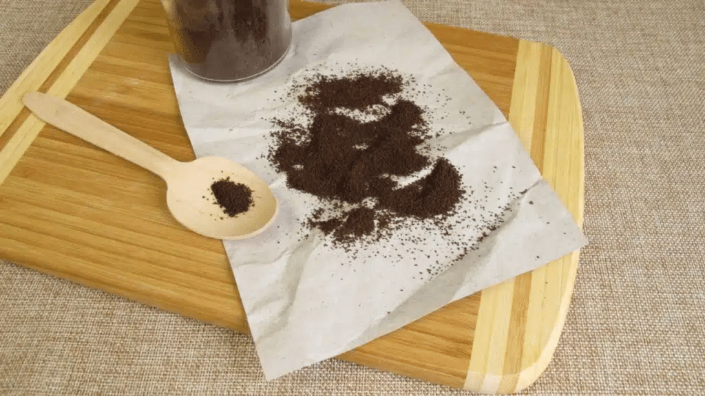 Borra de café limpa alumínio mas pode riscar mármore e o segredo é testar em uma área pequena do móvel