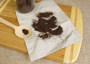 Borra de café limpa alumínio mas pode riscar mármore e o segredo é testar em uma área pequena do móvel