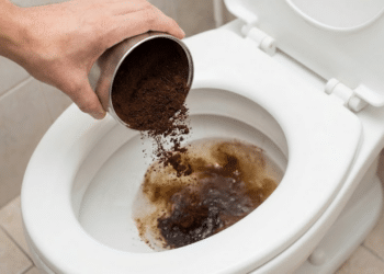 O motivo pelo qual muitas pessoas jogam café no vaso sanitário