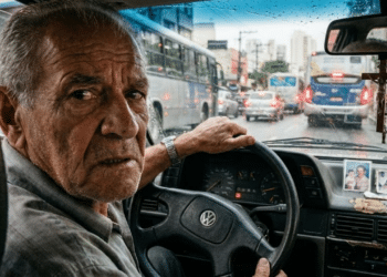 Motorista de mais idade conduzindo veículo