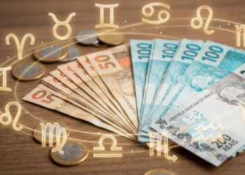 Signos ao redor e notas de dinheiro na mesa