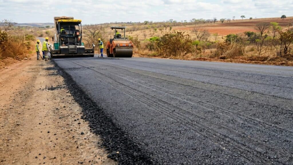 Com R$ 60 milhões investidos, pavimentação da LMG-626 já alcança 75% e muda o Norte de Minas
