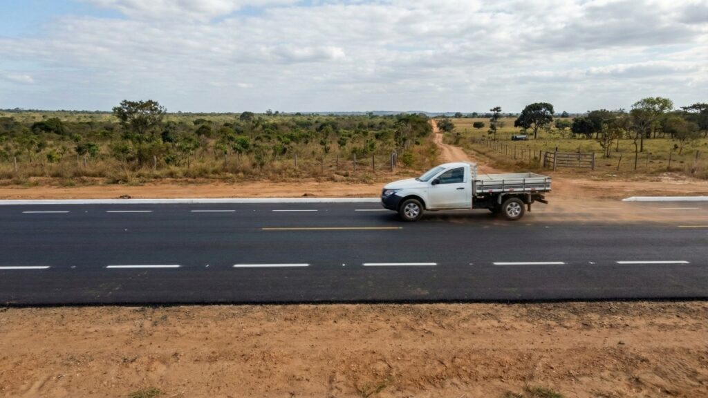 Com R$ 60 milhões investidos, pavimentação da LMG-626 já alcança 75% e muda o Norte de Minas