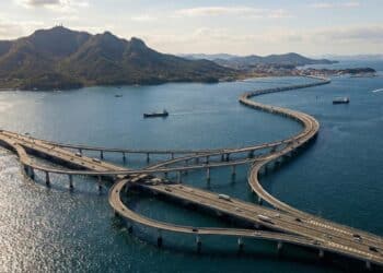 Ponte de 42 km com 5.000 pilares e 450 mil toneladas de aço é uma das pontes sobre água salgada mais longas do mundo