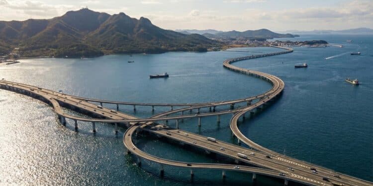 Ponte de 42 km com 5.000 pilares e 450 mil toneladas de aço é uma das pontes sobre água salgada mais longas do mundo