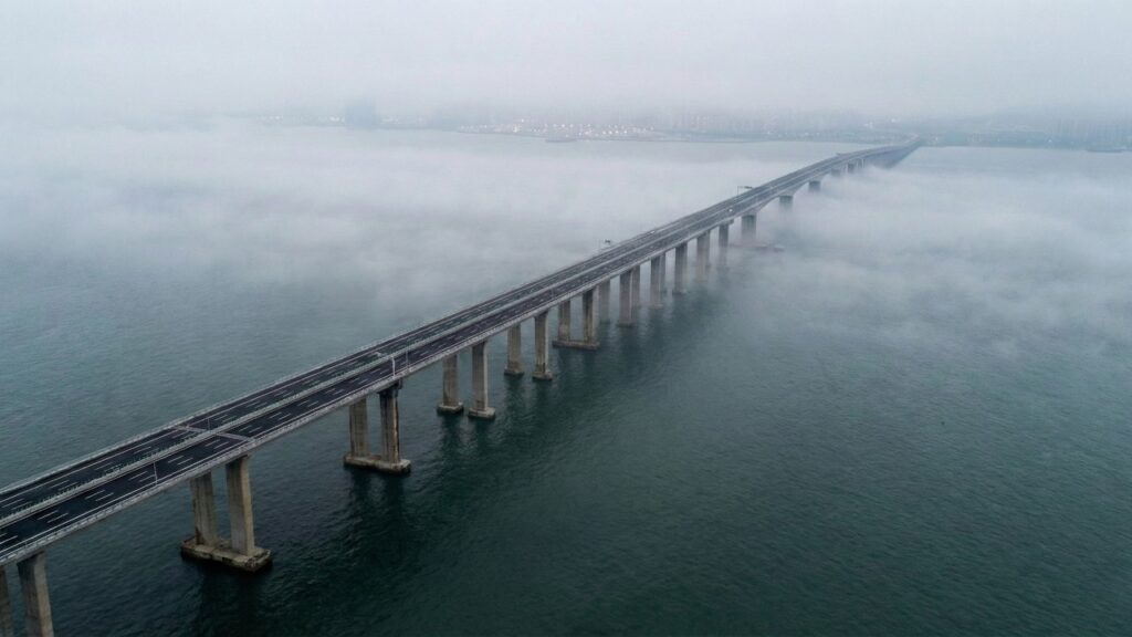 Ponte de 42 km com 5.000 pilares e 450 mil toneladas de aço é uma das pontes sobre água salgada mais longas do mundo