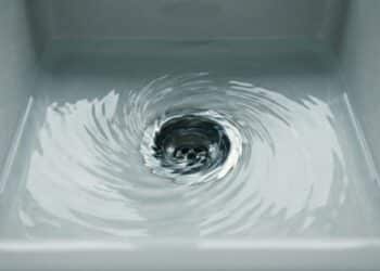 Essa mistura caseira age em minutos e pode desentupir ralos sem química pesada ou bagunça