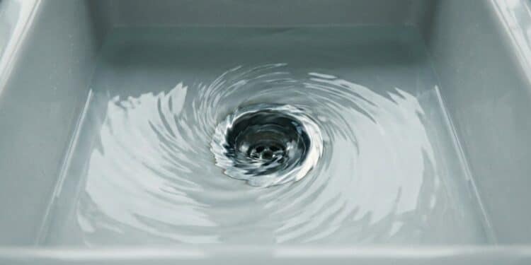 Essa mistura caseira age em minutos e pode desentupir ralos sem química pesada ou bagunça