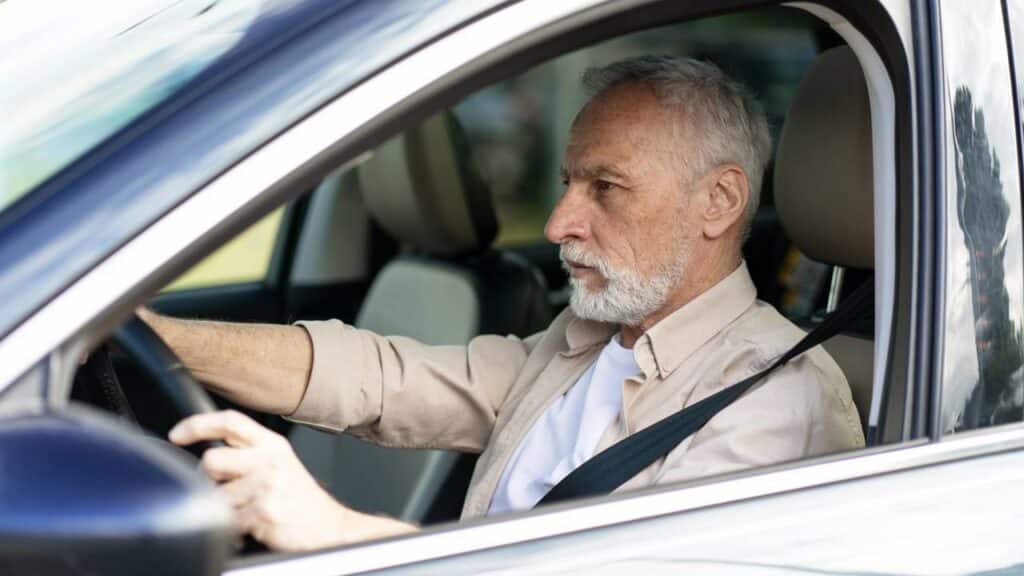 Motoristas com 50 anos ou mais enfrentarão novas regras na hora de renovar a CNH no Brasil