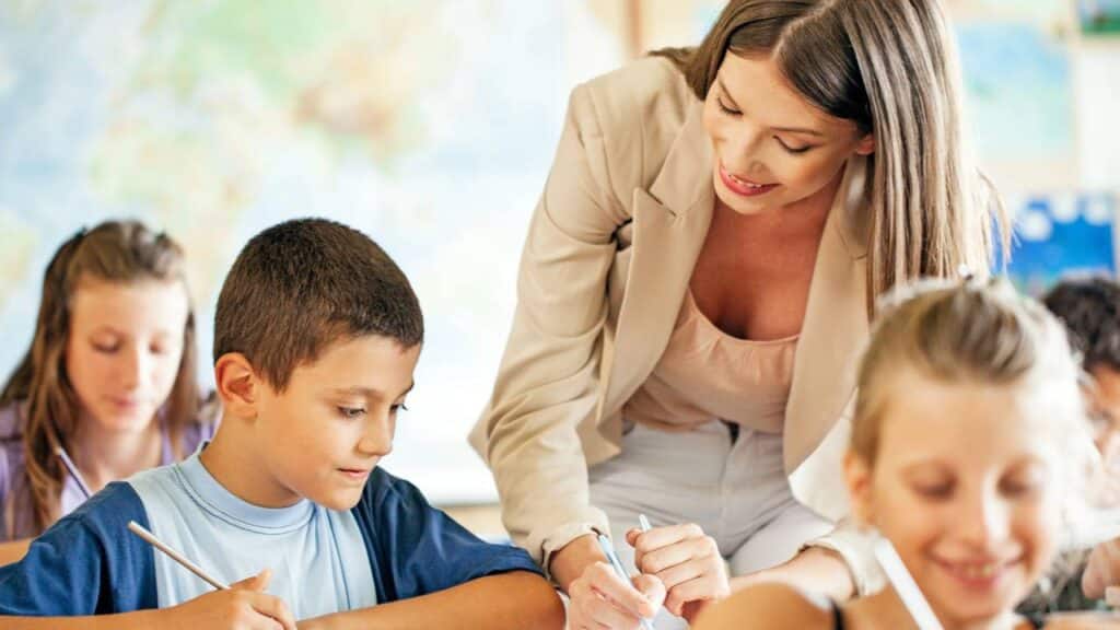 Professores e educadores podem ser isentos do Imposto de Renda com novo projeto de lei que avança no Congresso