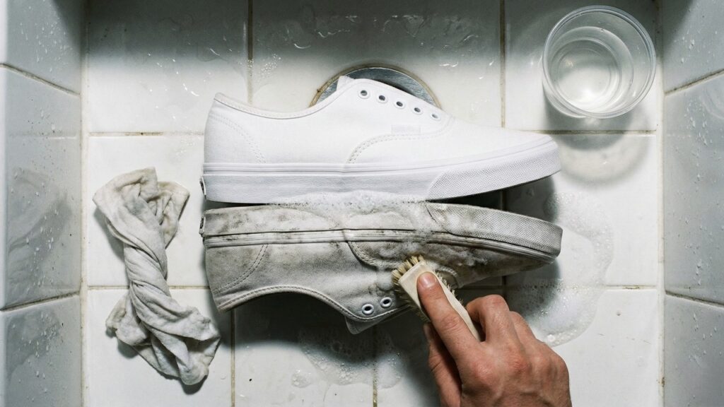 Adeus produtos caros: essa solução limpa tênis brancos, reduz odores e preserva o material