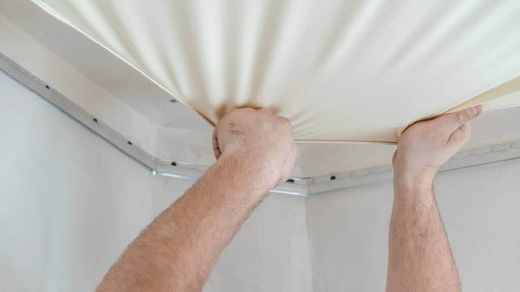 Adeus ao teto de gesso: novo tipo de revestimento é bem mais barato e deixa as reformas rápidas e sem sujeira