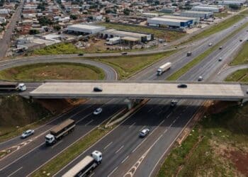 Com 420 metros, viaduto João Lopes organiza o tráfego da PR-444 e vira eixo estratégico para economia regional