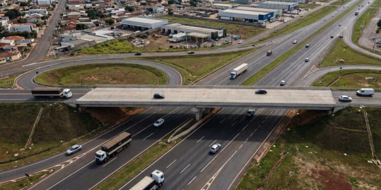 Com 420 metros, viaduto João Lopes organiza o tráfego da PR-444 e vira eixo estratégico para economia regional