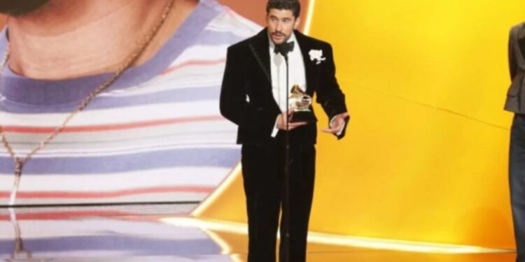Cantor Bad Bunny faz discurso contra Donald Trump e chama atenção no Grammy