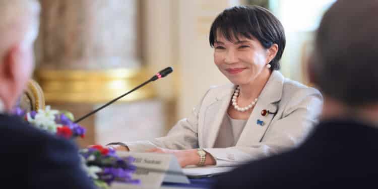 Premiê de direita conquista vitória esmagadora nas eleições do Japão e muda o cenário político