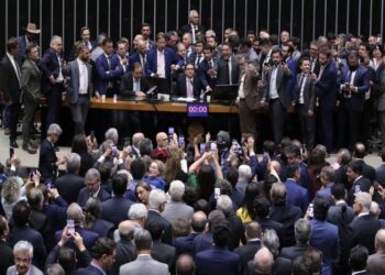 Oposição impede avanço de proposta que tenta regular redes sociais no Brasil