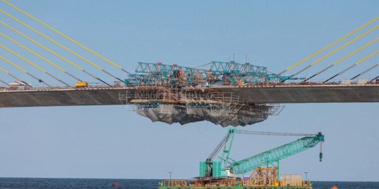 Ponte de Guaratuba de mais de R$ 400 milhões chega a 91% das obras com trecho estaiado quase pronto e 160 vigas instaladas, prometendo agilidade para moradores, trabalhadores e serviços essenciais