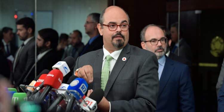 Vice de Zema diz que não vai acatar "ordens absurdas" do judiciário: "Se o STF não encontrou limite, aqui em Minas o judiciário terá"