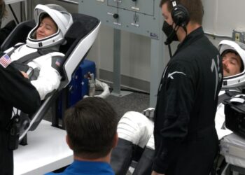 Foguete com astronautas decola rumo à ISS em missão histórica da Nasa com a SpaceX e imagens impressionam