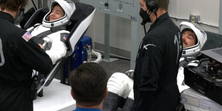 Foguete com astronautas decola rumo à ISS em missão histórica da Nasa com a SpaceX e imagens impressionam