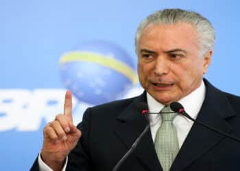 Temer quebra silêncio e reage à sátira durante desfile pró-Lula