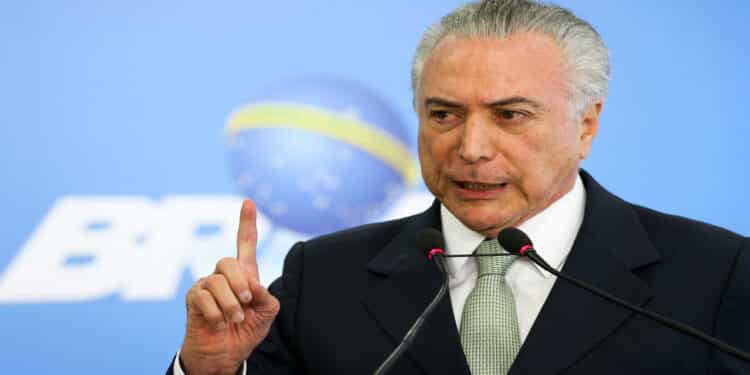 Temer quebra silêncio e reage à sátira durante desfile pró-Lula