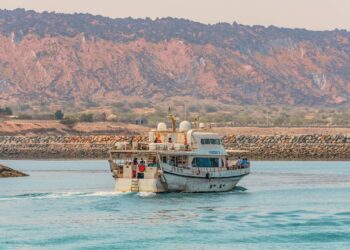 Irã anuncia fechamento parcial do Estreito de Ormuz e acende alerta no mercado global