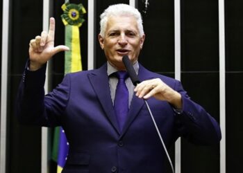 Petista se retrata após decisão judicial por montagem feita com Jair Bolsonaro