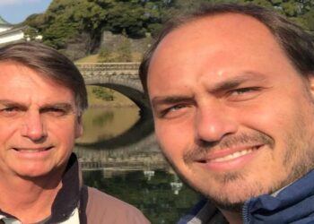 Carlos faz nova visita a Bolsonaro na Papudinha e revela estado do ex-presidente: “Sonolento e abatido”