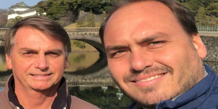 Carlos faz nova visita a Bolsonaro na Papudinha e revela estado do ex-presidente: “Sonolento e abatido”