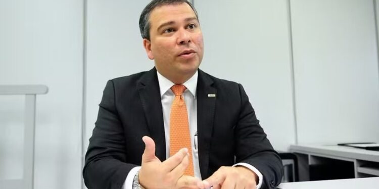 Ex-presidente do BRB prepara defesa e reúne documentos sobre o caso Master antes de novo depoimento à PF