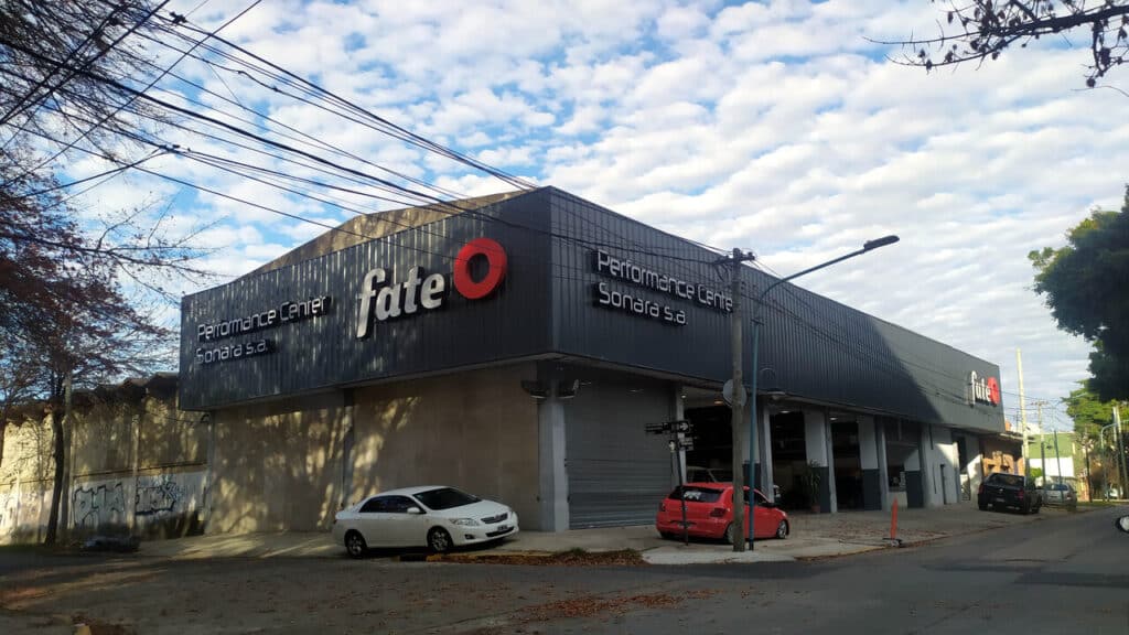 Gigante histórica e maior fábrica de pneus de país da América do Sul fecha as portas depois de 80 anos e gera demissão em massa de 900 funcionários