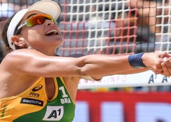 Jogadora Carol Solberg sofre punição da FIVB após comemorar prisão de Bolsonaro