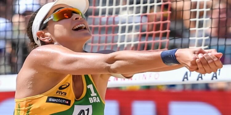 Jogadora Carol Solberg sofre punição da FIVB após comemorar prisão de Bolsonaro