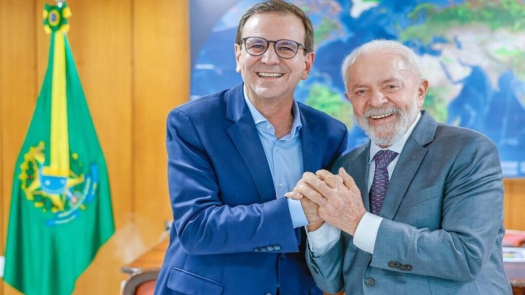 Aliado da família Bolsonaro ganha força para assumir cargo no governo do Rio e pressiona gestão Eduardo Paes