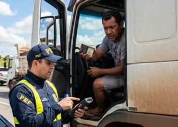 Motoristas podem levar multa pesada se esquecerem esses dois documentos exigidos por lei