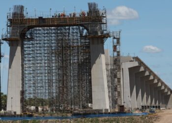 Nova ponte de mais de R$ 1 bilhão entre Brasil e Paraguai corre risco de atraso para inauguração por novo impasse, com cerca de 90% já concluída