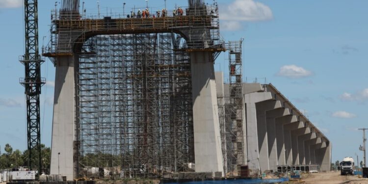 Nova ponte de mais de R$ 1 bilhão entre Brasil e Paraguai corre risco de atraso para inauguração por novo impasse, com cerca de 90% já concluída