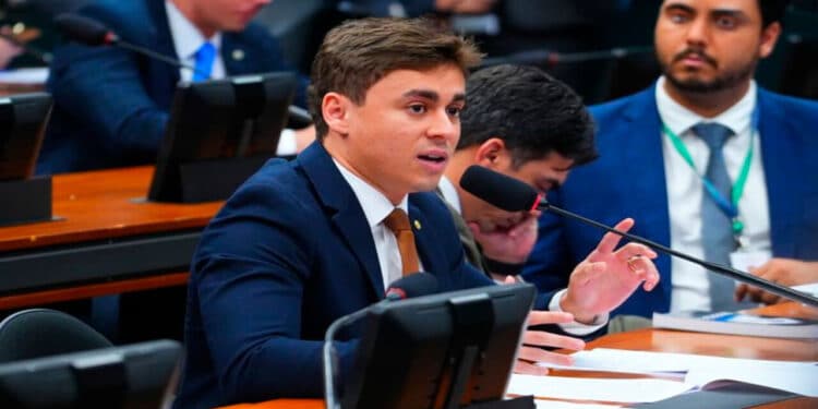 Nikolas Ferreira reafirma apoio a Flávio Bolsonaro após tensão com Eduardo